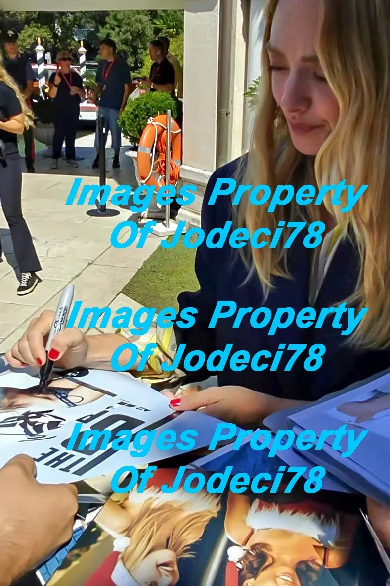 Amanda Seyfried — Amanda Seyfried Signed Autographed THE DROPOUT 8x10 Photo PROOF ACOA, изображение 3