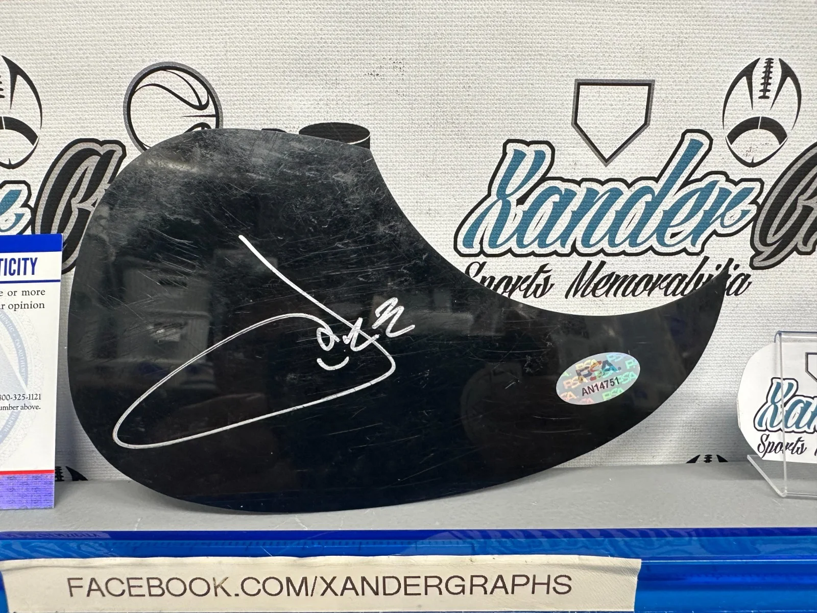 JAKE OWEN SIGNED AUTOGRAPHED ACOUSTIC BLACK TEARDROP GUITAR PICK GUARD-PSA COA, изображение 2