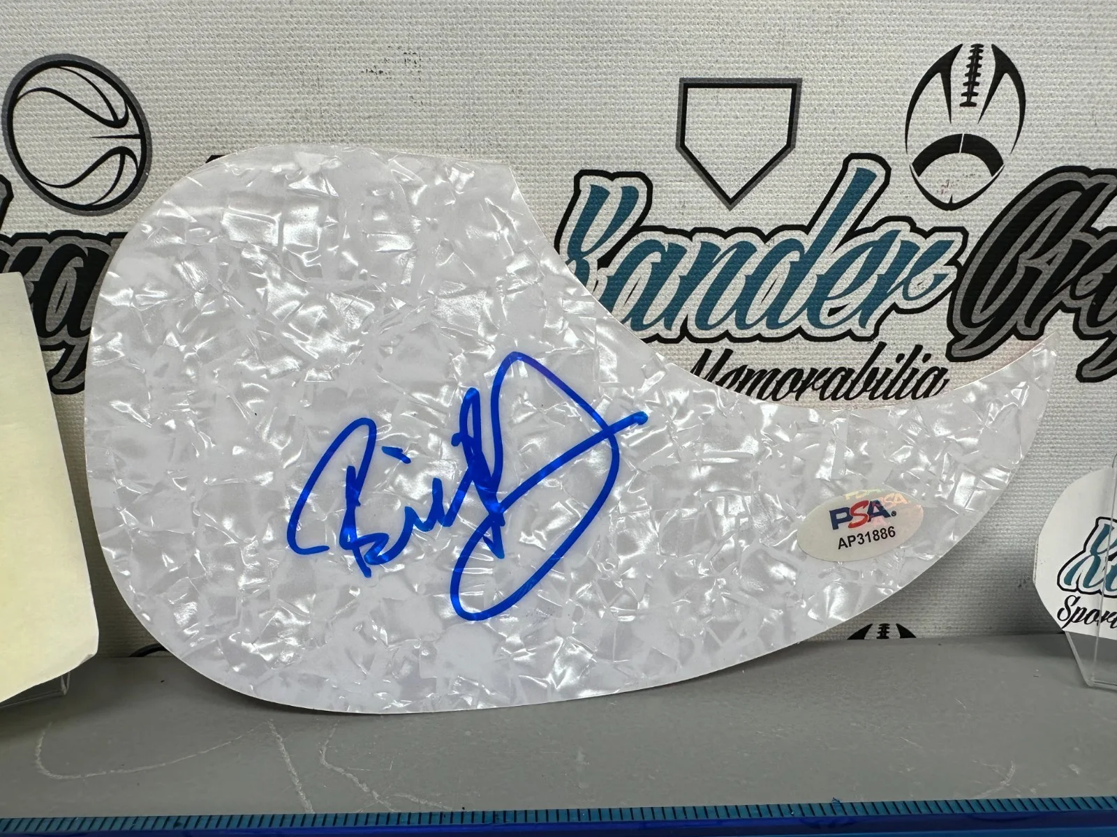 BILLY RAY CYRUS SIGNED AUTOGRAPHED ACOUSTIC TEARDROP GUITAR PICK GUARD-PSA COA, изображение 2