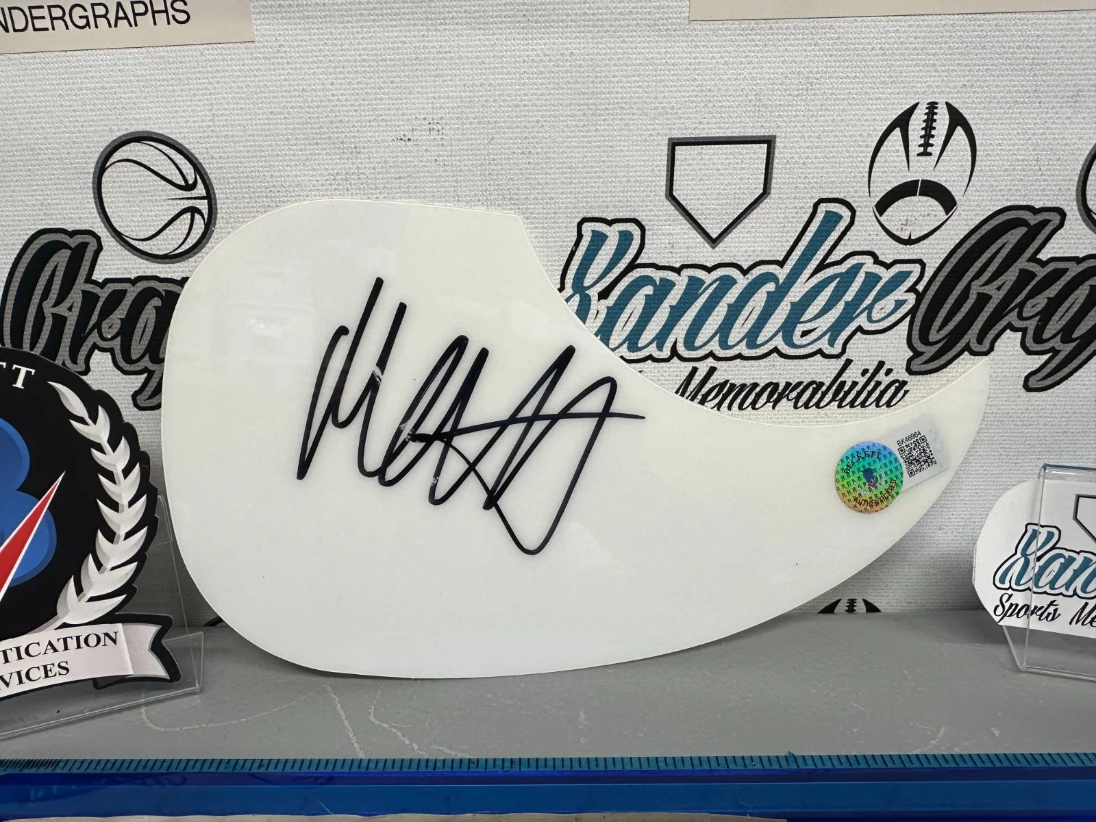 MATTY MATT HEALY THE 1975 SIGNED AUTOGRAPHED WHITE GUITAR PICK GUARD-BECKETT BAS, изображение 2