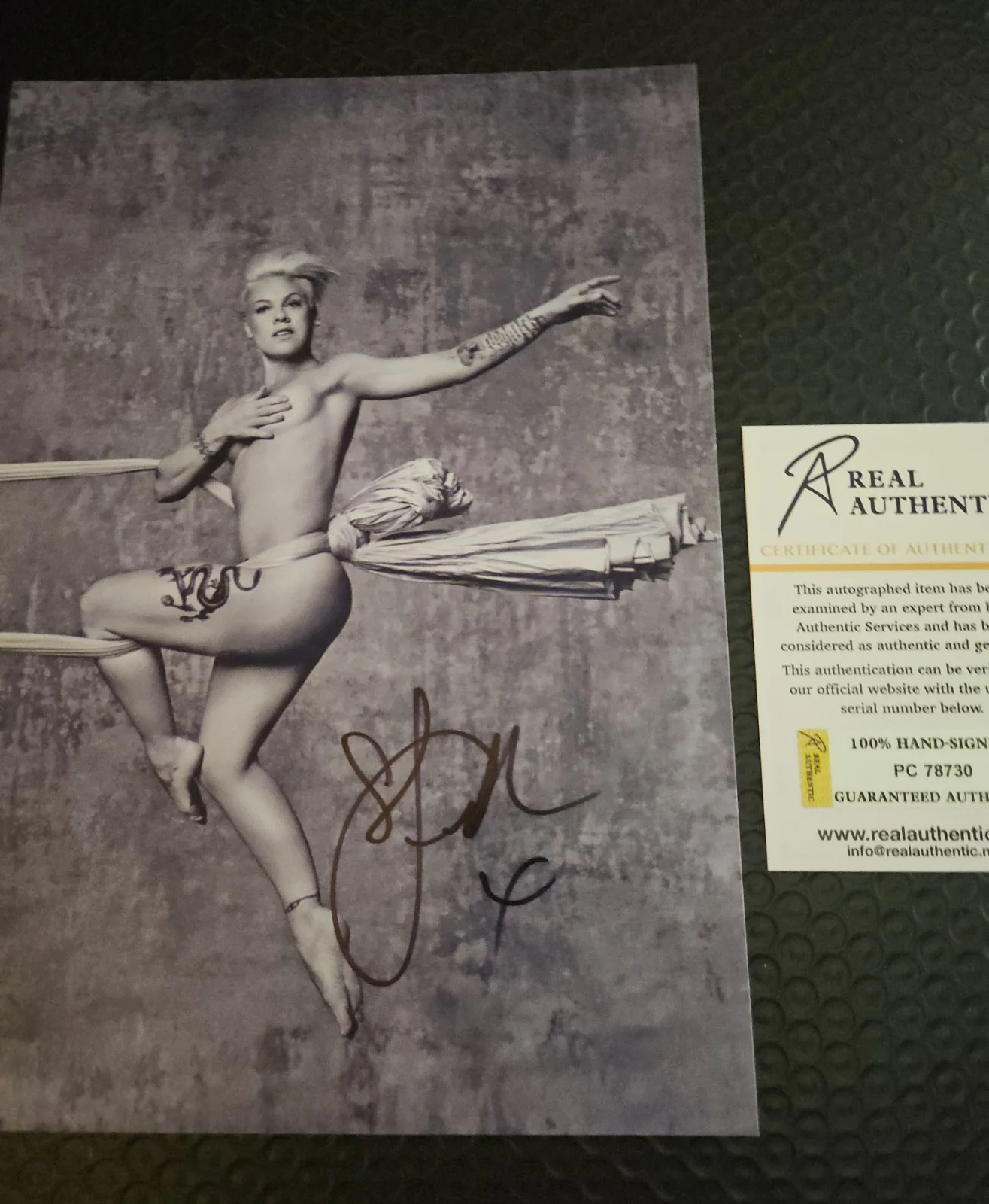 PINK ORIGINAL AUTOGRAPH W/ COA 8X12" BLACK AND WHITE HIGH QUALITY PHOTO 💋 🎶, image 2