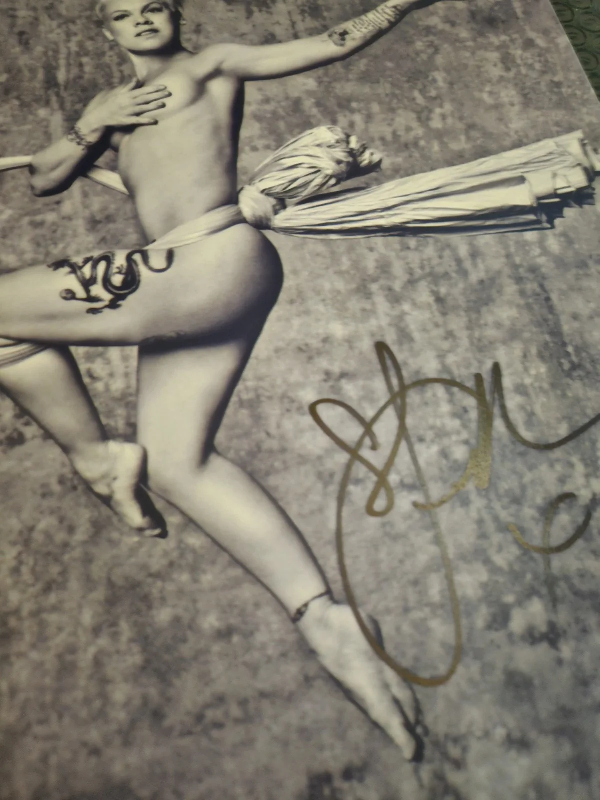 PINK ORIGINAL AUTOGRAPH W/ COA 8X12" BLACK AND WHITE HIGH QUALITY PHOTO 💋 🎶, image 4