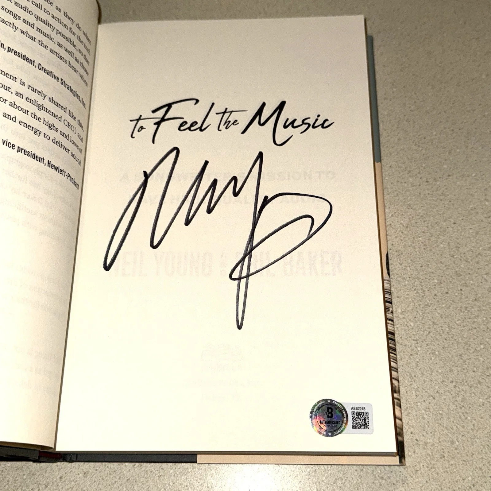 NEIL YOUNG signed autographed TO FEEL THE MUSIC BOOK BECKETT BAS LOA AA02164, изображение 3