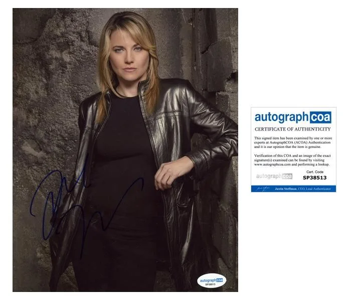 Lucy Lawless — Lucy Lawless "Battlestar Galactica" AUTOGRAPH Signed 'D'Anna' 8x10 Photo ACOA
