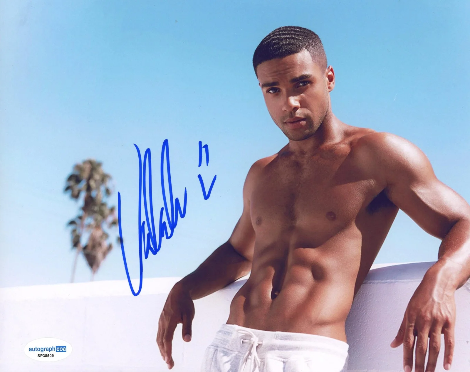 Lucien Laviscount — Lucien Laviscount "Emily in Paris" AUTOGRAPH Signed Shirtless 8x10 Photo C ACOA, изображение 2