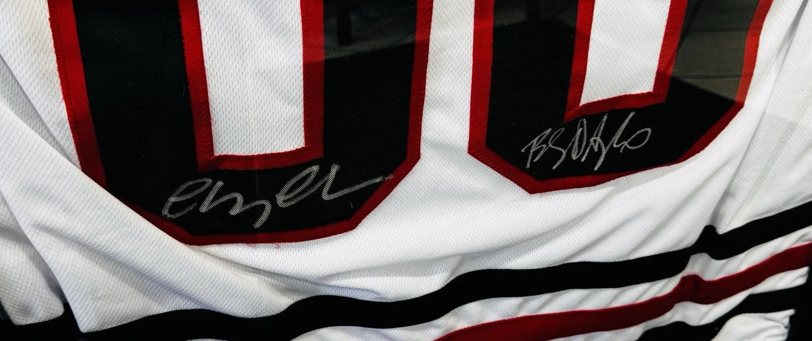 Chevy Chase & Beverly D’Angelo Signed Griswold Hockey Jersey XL Framed /QR COA, изображение 2