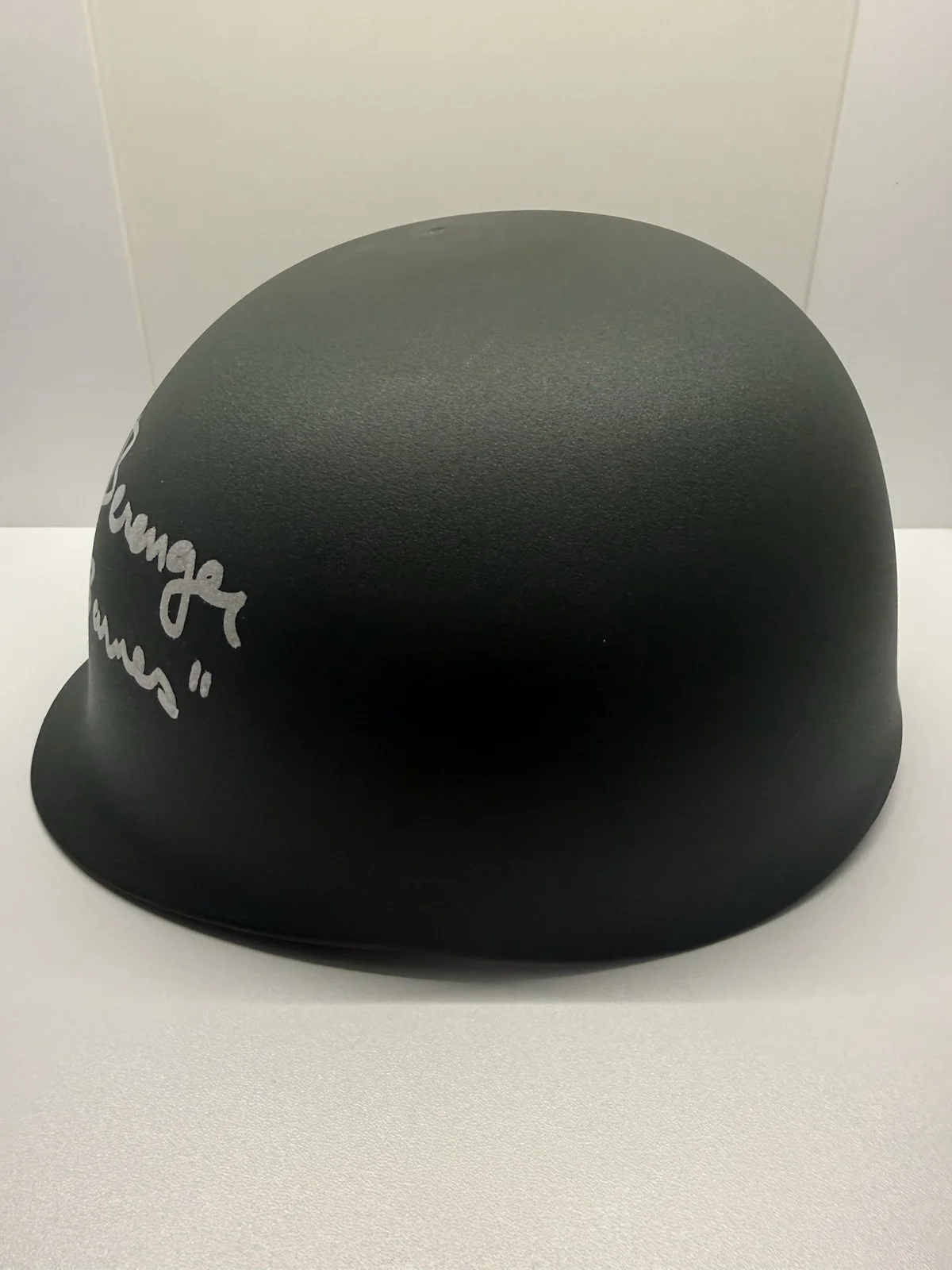 TOM BERENGER — TOM BERENGER SIGNED & INSCRIBED PLATOON HELMET AUTHENTIC AUTOGRAPH BECKETT COA, image 2