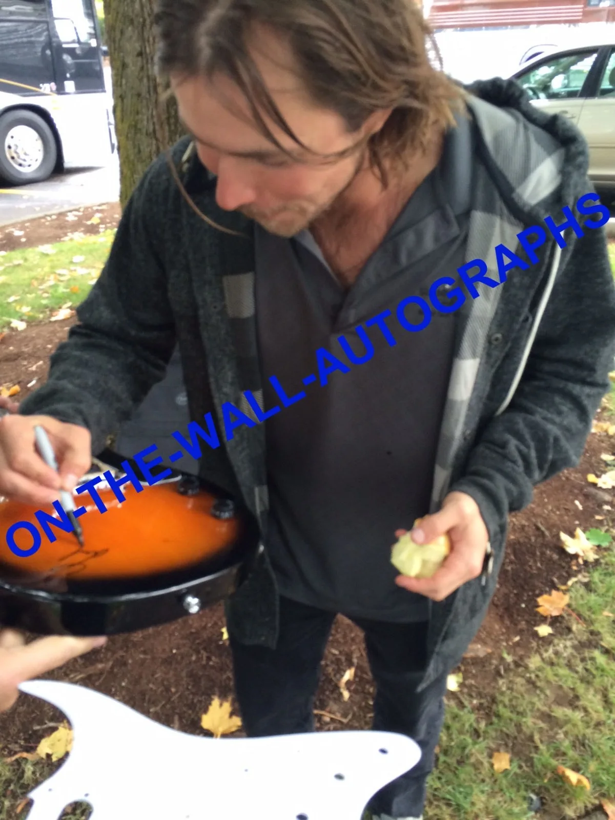 LUKAS NELSON NEW HAND SIGNED AUTOGRAPHED ACOUSTIC GUITAR! WITH PROOF +C.O.A., изображение 3