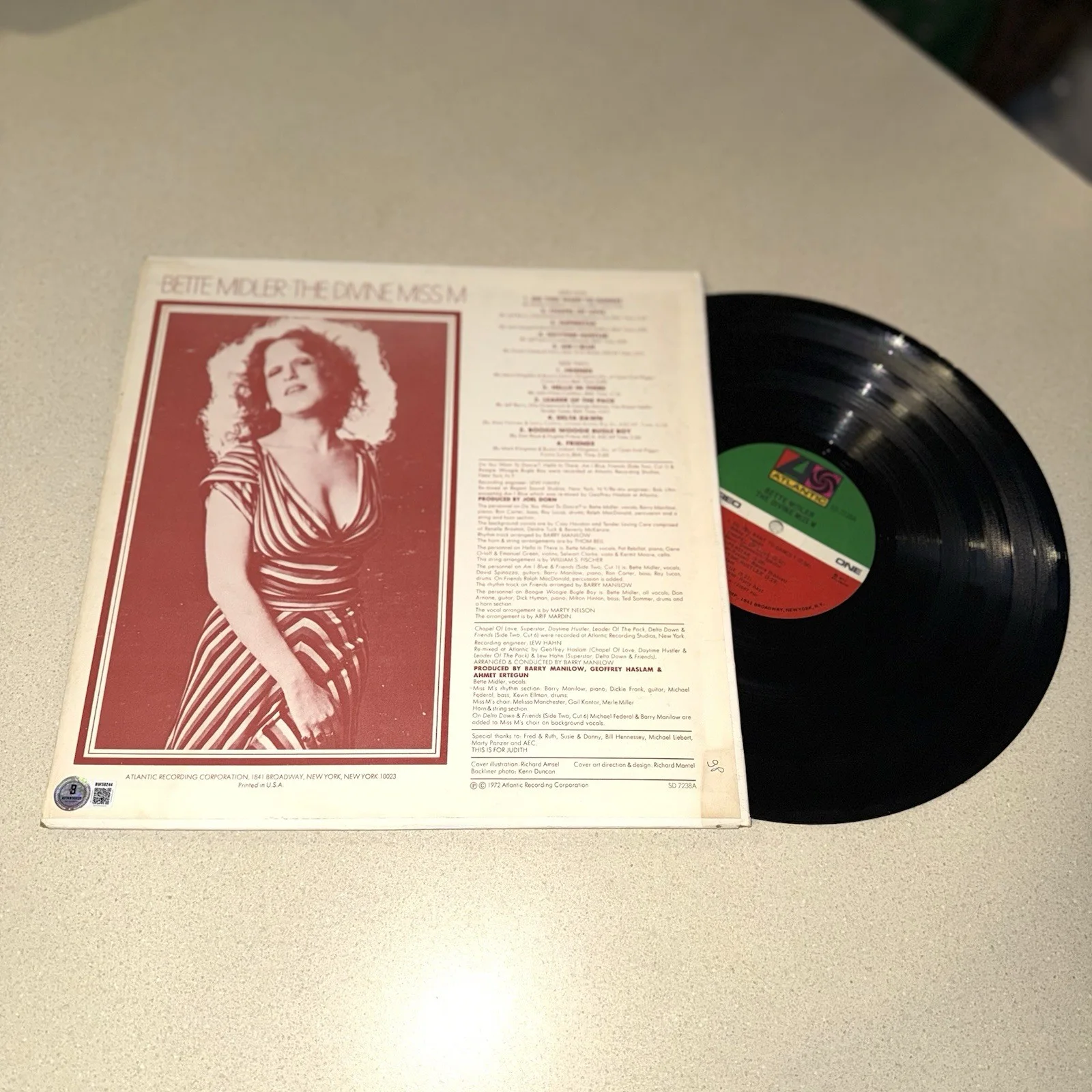 SINGER BETTE MIDLER signed autographed THE DIVINE MISS M ALBUM BECKETT BAS COA, image 2