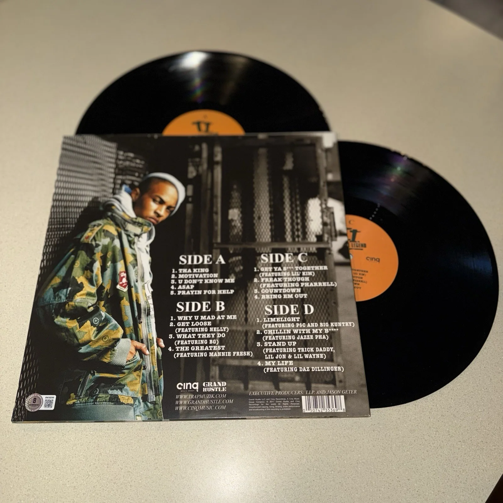 ACTOR RAPPER T.I. signed autographed URBAN LEGEND VINYL TIP BECKETT BAS COA, изображение 3