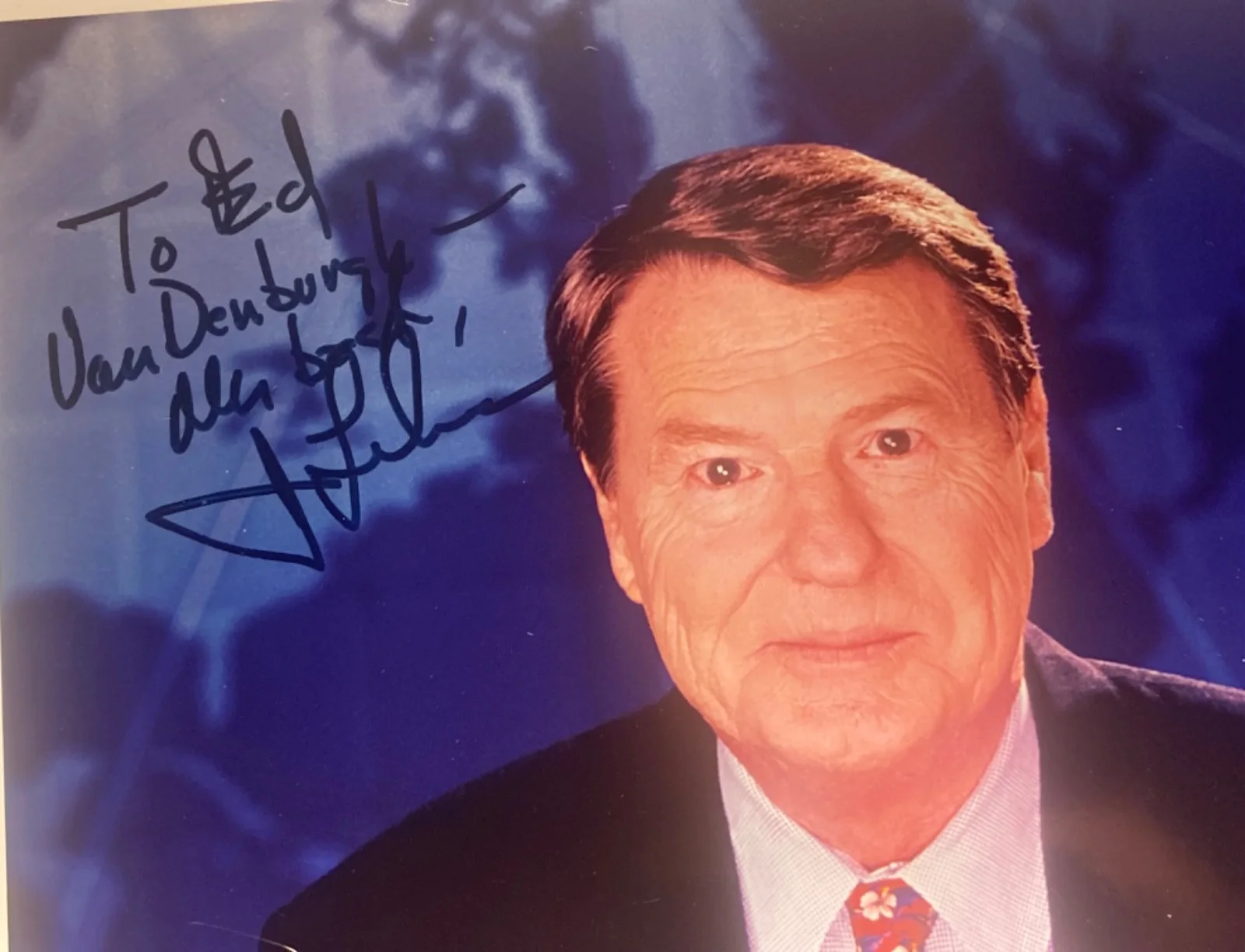 Hand SIGNED Jim Lehrer 8x10 (1999) The NewsHour Press Photo - Executive Editor, image 3