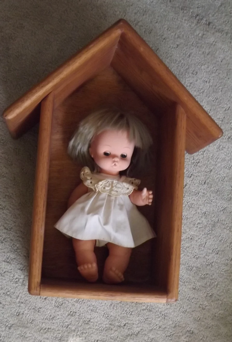 Sara Abbott — Doll from General Hopital that held gun , Autographed by Sara Abbott &stage nane, изображение 2