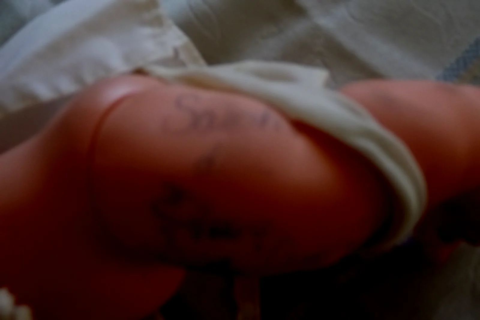 Sara Abbott — Doll from General Hopital that held gun , Autographed by Sara Abbott &stage nane, изображение 3