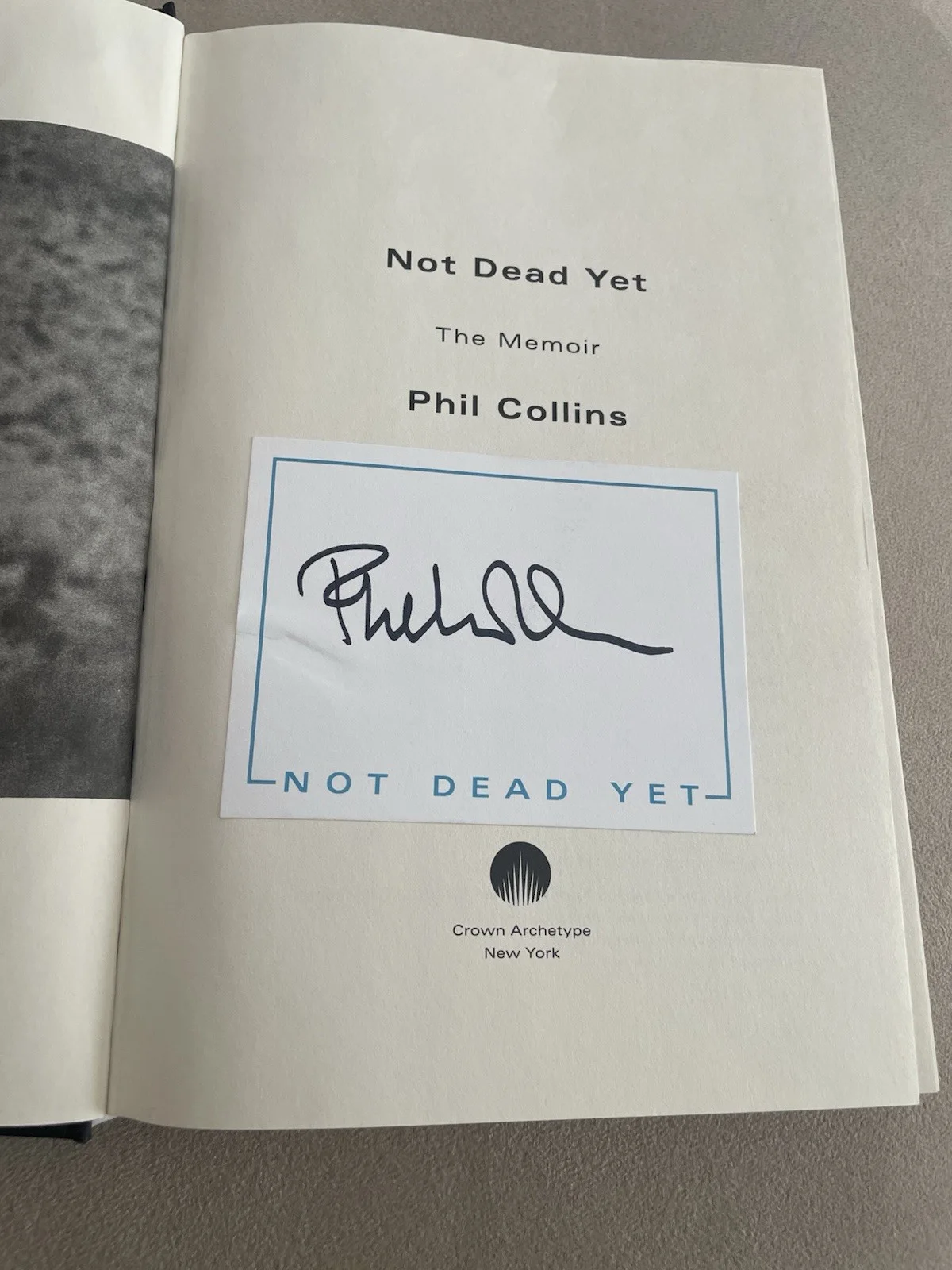 Phil Collins Signed Not Dead Yet The Memoir Hardcover Book Original, изображение 2
