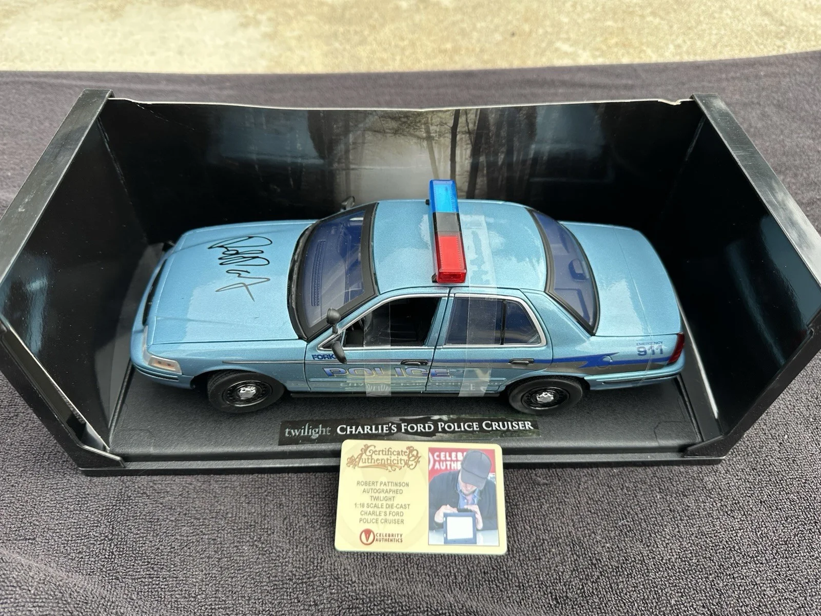Robert Pattinson — Robert Pattinson Signed Twilight Charlie Ford’s Police Car 1:18 Scale Die-Cast, изображение 2