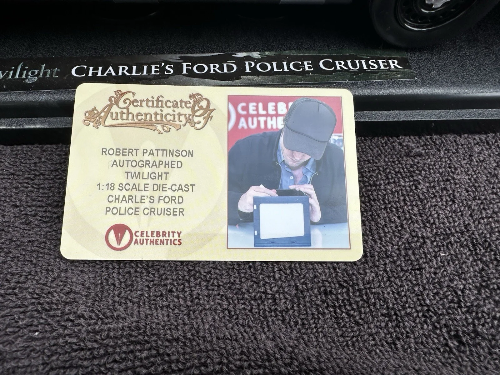 Robert Pattinson — Robert Pattinson Signed Twilight Charlie Ford’s Police Car 1:18 Scale Die-Cast, изображение 3