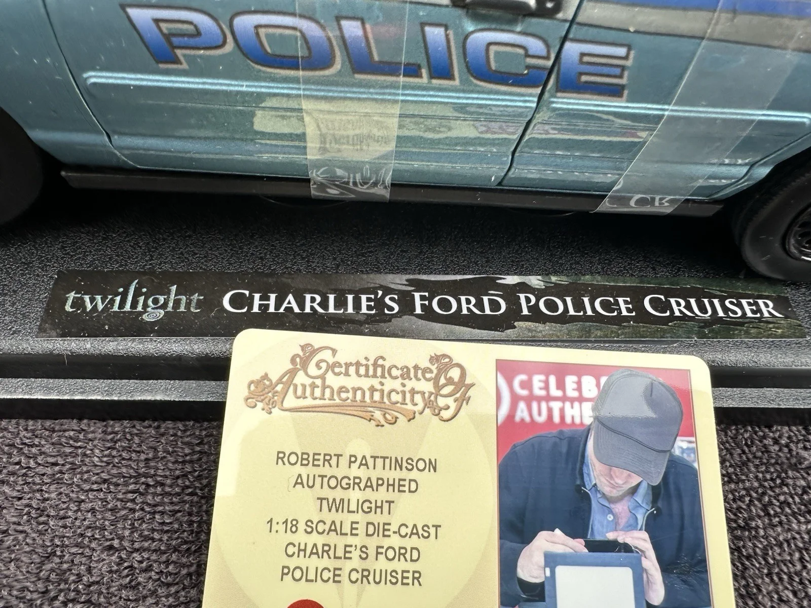 Robert Pattinson — Robert Pattinson Signed Twilight Charlie Ford’s Police Car 1:18 Scale Die-Cast, изображение 4