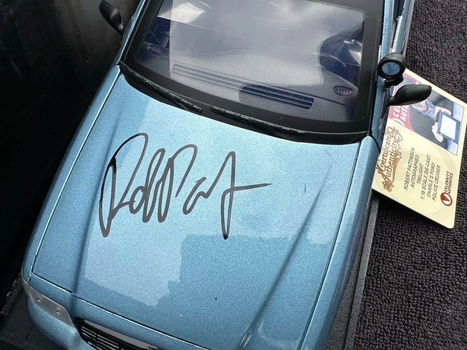 Robert Pattinson — Robert Pattinson Signed Twilight Charlie Ford’s Police Car 1:18 Scale Die-Cast, изображение 5