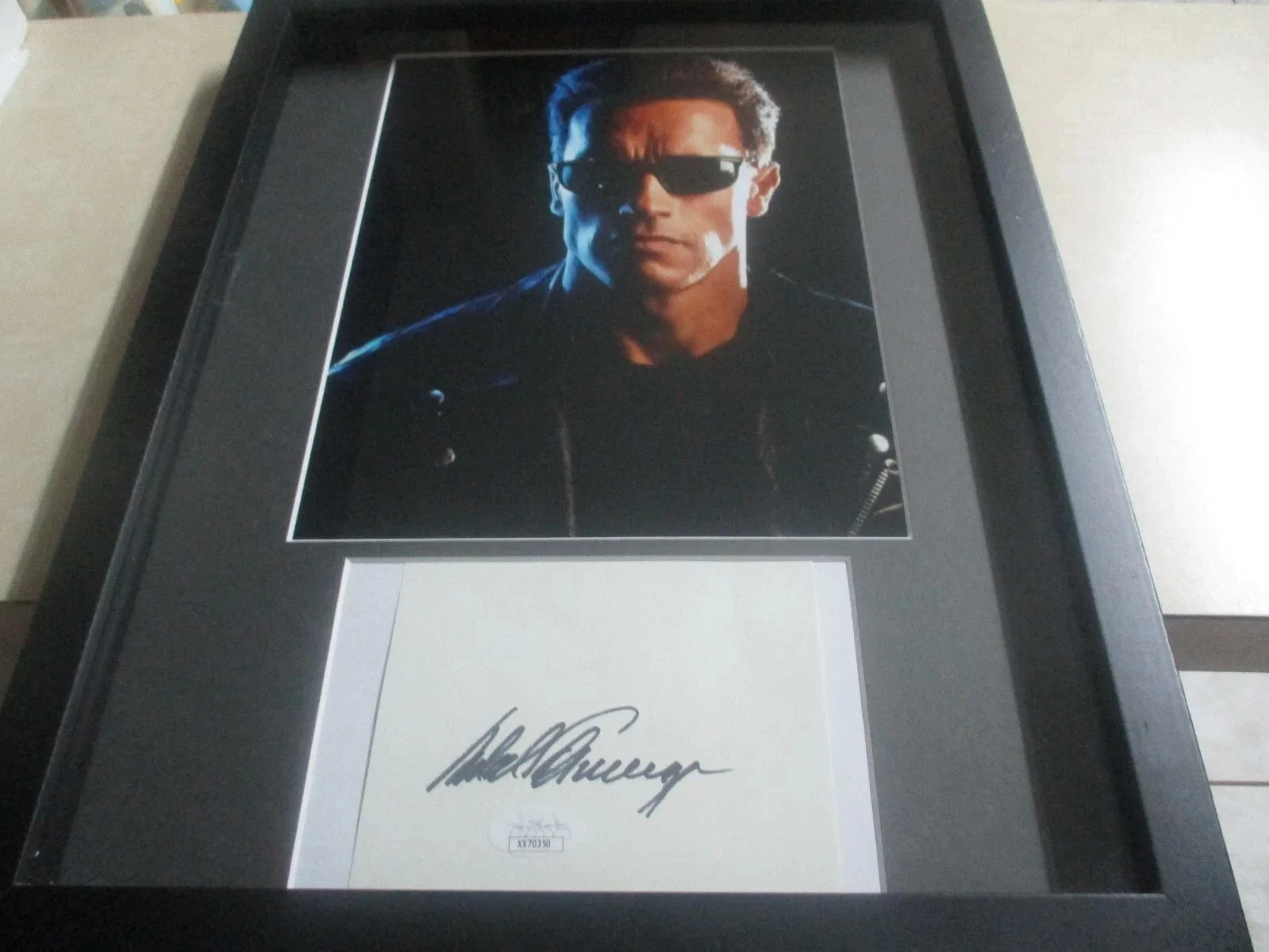 ARNOLD SCHWARZENEGGER — ARNOLD SCHWARZENEGGER AUTHENTIC SIGNED/AUTOGRAPHED FRAMED CUT--JSA CERTIFIED, image 2