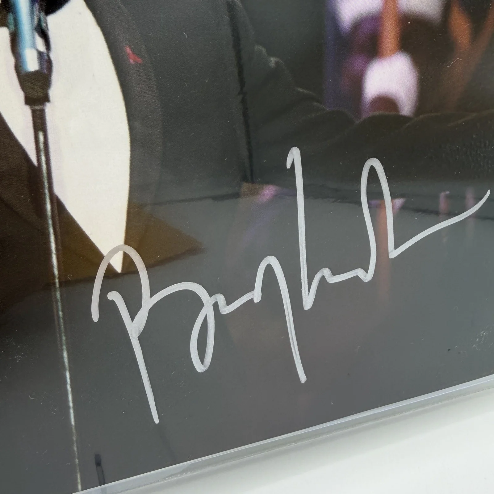 Barry Manilow — Barry Manilow Signed Autographed 8x10 Photo w/ Score Board COA Ken Goldin Auto, image 2