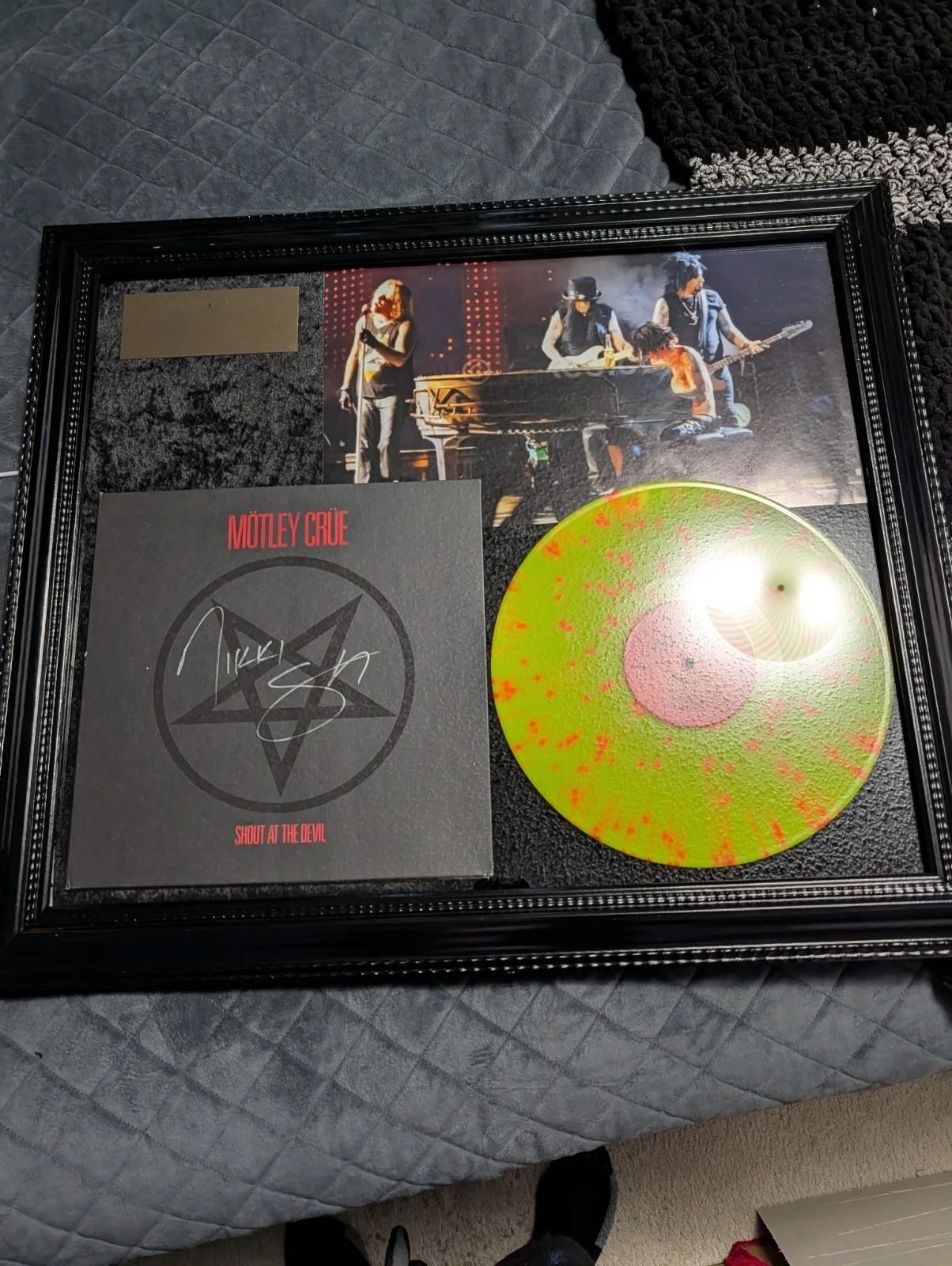 Mötley Crüe Shout At The Devil Signed Framed Record Autographed by Nikki Sixx, изображение 2