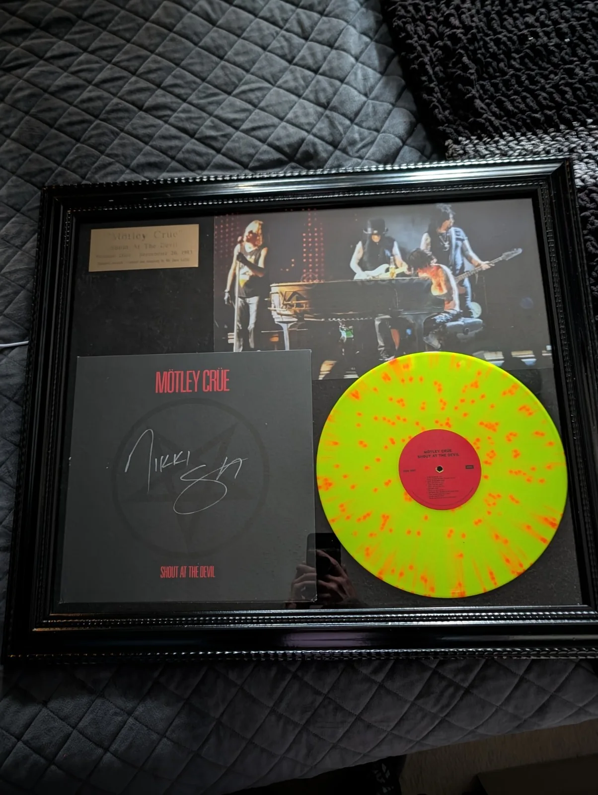 Mötley Crüe Shout At The Devil Signed Framed Record Autographed by Nikki Sixx, изображение 3