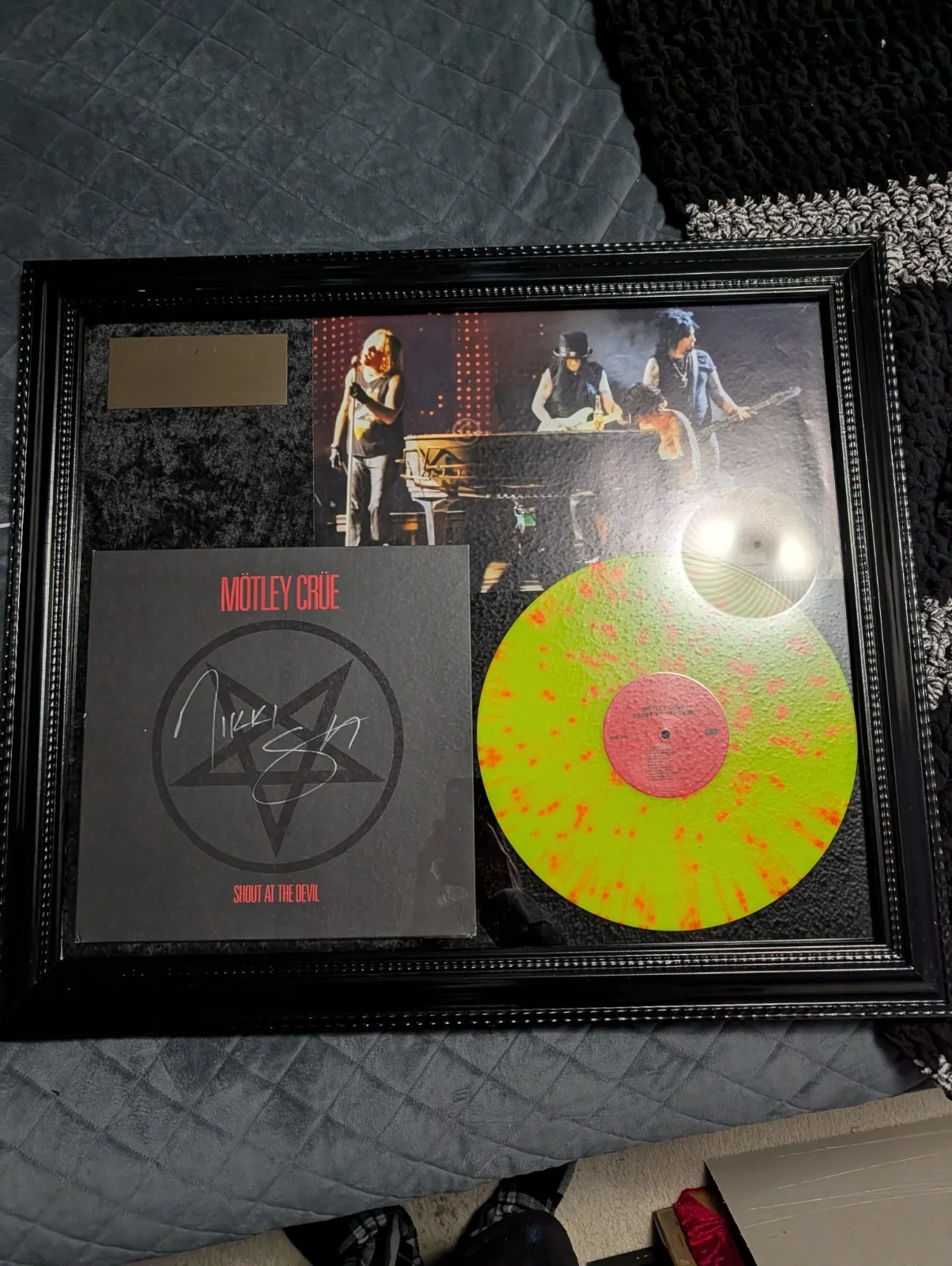 Mötley Crüe Shout At The Devil Signed Framed Record Autographed by Nikki Sixx, изображение 4
