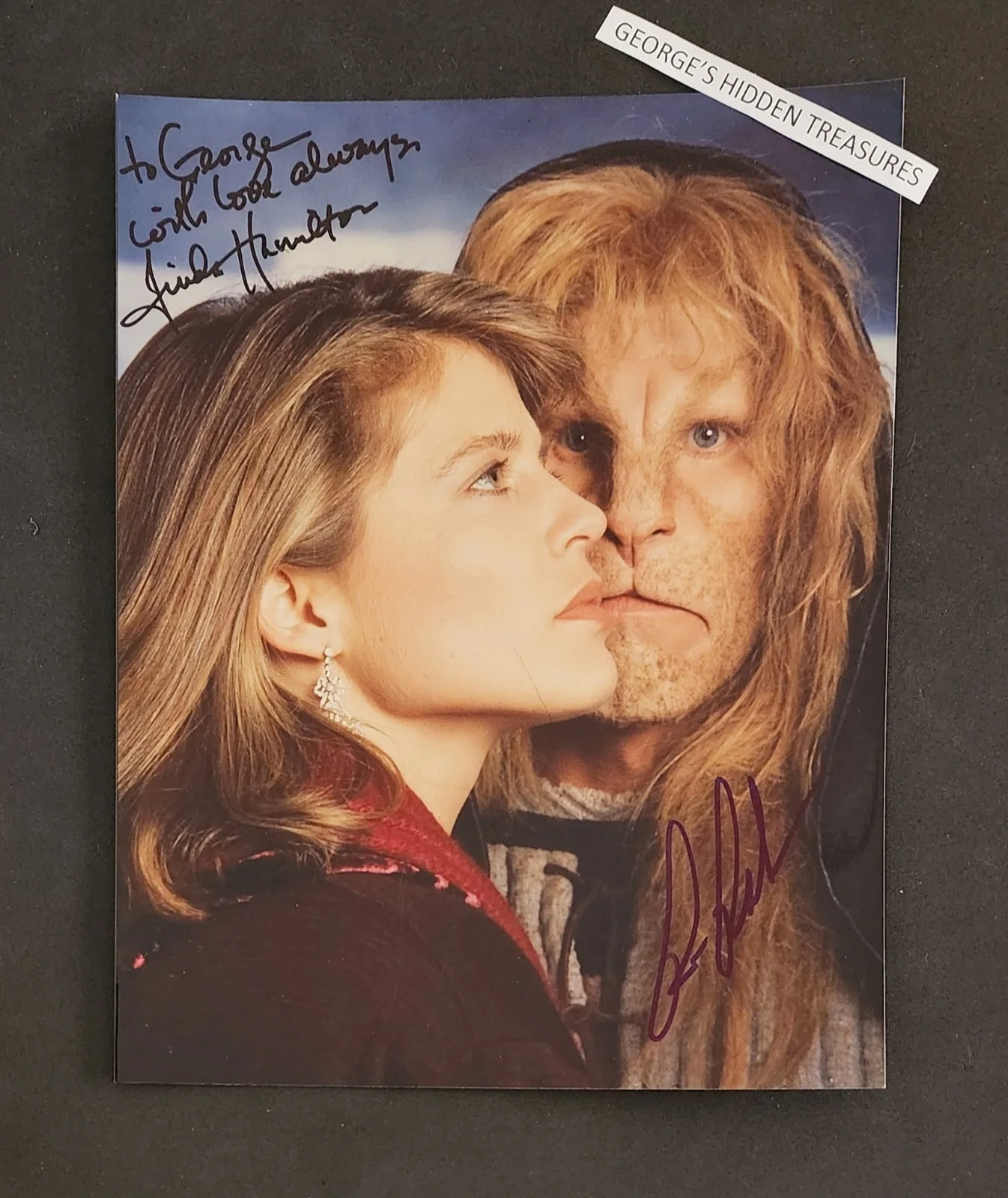 LINDA HAMILTON — LINDA HAMILTON signed autograph *IN PERSON* 8x10 color "BEAUTY AND THE BEAST"