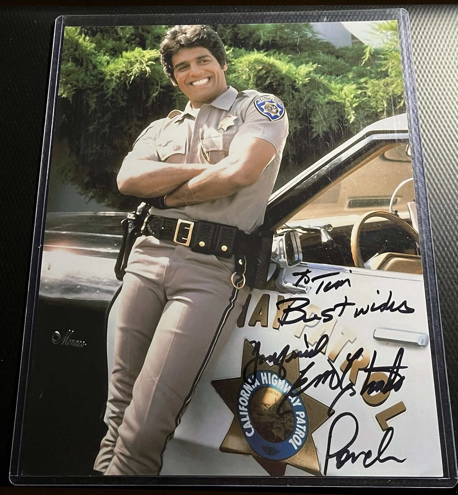 Erik Estrada — Erik Estrada aka Francis Poncharello CHIPS Signed 8x10 Photo w/ Top Loader & COA, изображение 3