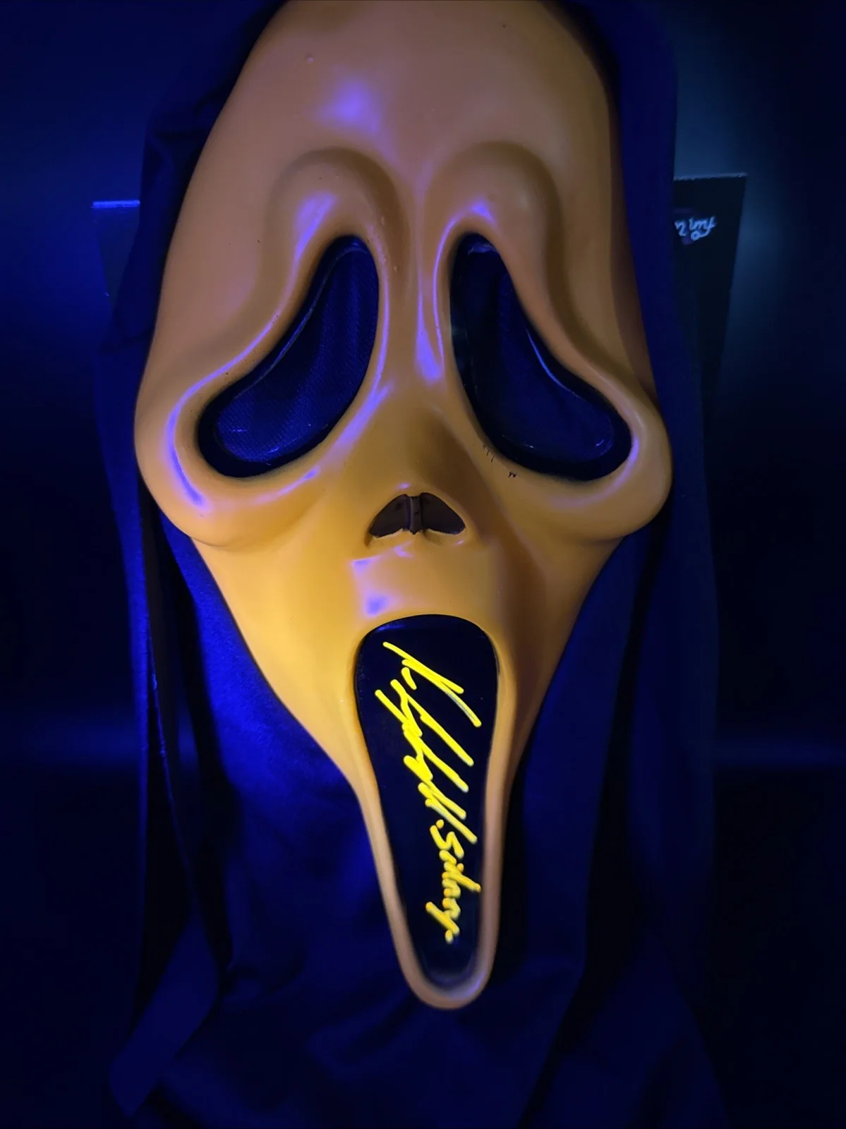 Neve Campbell — Neve Campbell Signed Fun World GhostFace Fluorescent Mask Beckett Witness Scream, изображение 2