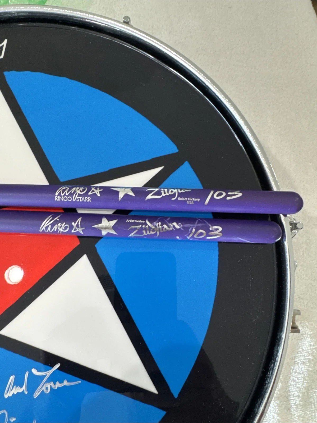 Ringo Starr Signed Snare Drum , Drumsticks, 45 Rpm Record ,card Package Beatles, изображение 3