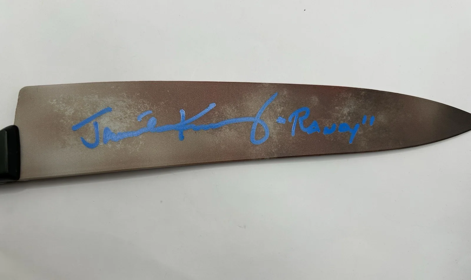Jamie Kennedy — JAMIE KENNEDY SIGNED GHOSTFACE PLASTIC KNIFE SCREAM RANDY - BECKETT COA, image 2