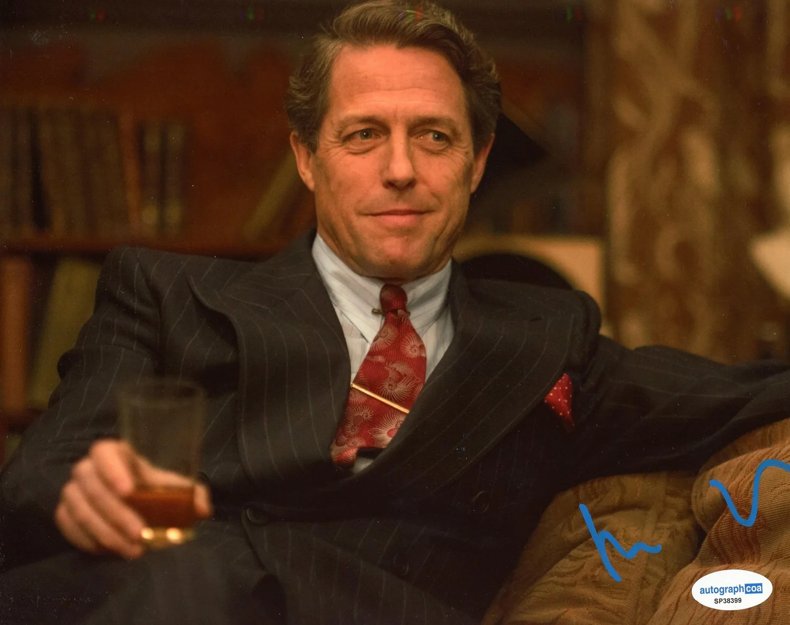 Hugh Grant — Hugh Grant "Florence Foster Jenkins" AUTOGRAPH Signed 8x10 Photo ACOA, изображение 2