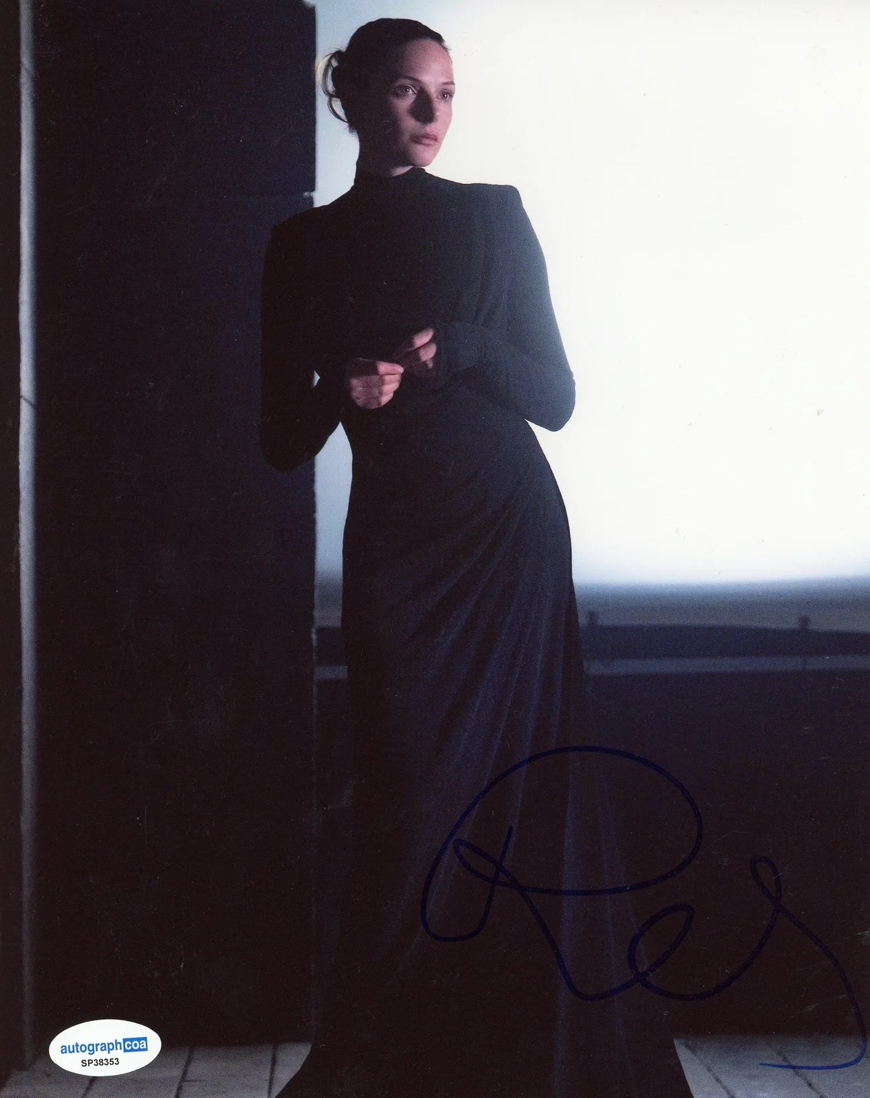 Rebecca Ferguson — Rebecca Ferguson "Dune" AUTOGRAPH Signed 'Lady Jessica' 8x10 Photo ACOA, image 2