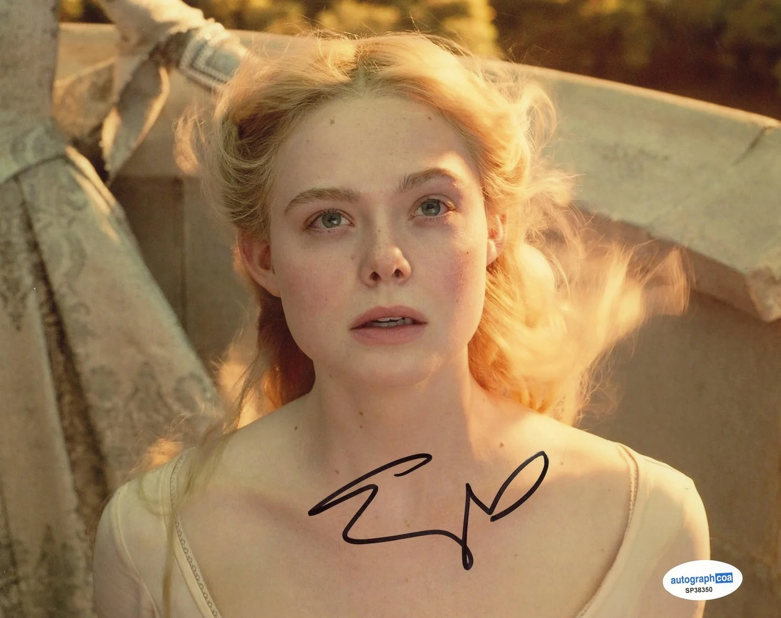 Elle Fanning — Elle Fanning "Maleficent: Mistress of Evil" AUTOGRAPH Signed 8x10 Photo ACOA, изображение 2