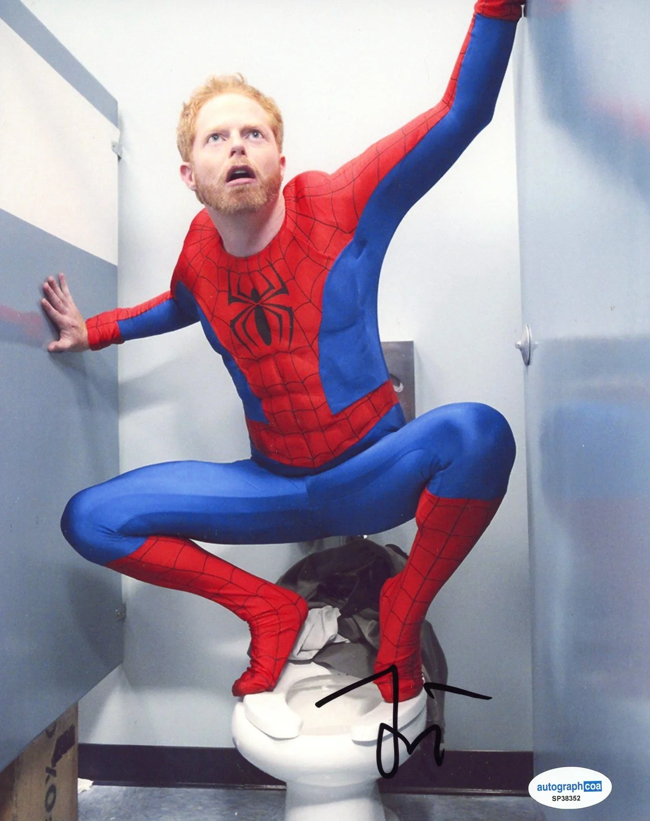 Jesse Tyler Ferguson — Jesse Tyler Ferguson "Modern Family" AUTOGRAPH Signed Mitchell 8x10 Photo D ACOA, image 2