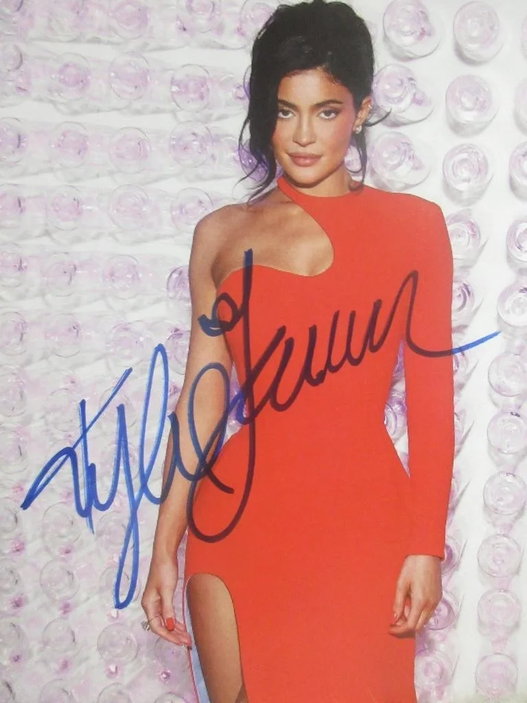 KYLIE JENNER — KYLIE JENNER HAND SIGNED 8X10 PHOTO BEAUTIFUL SEXY/HOT RED DRESS AUTOGRAPH COA 2, изображение 2