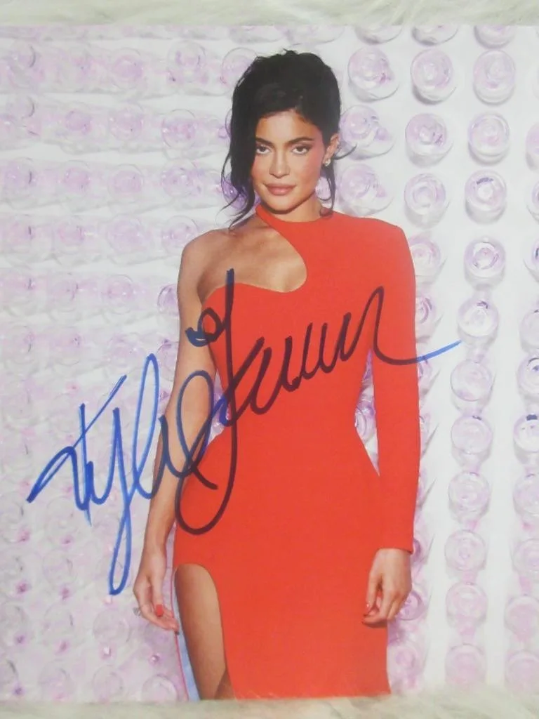 KYLIE JENNER — KYLIE JENNER HAND SIGNED 8X10 PHOTO BEAUTIFUL SEXY/HOT RED DRESS AUTOGRAPH COA 2, изображение 3