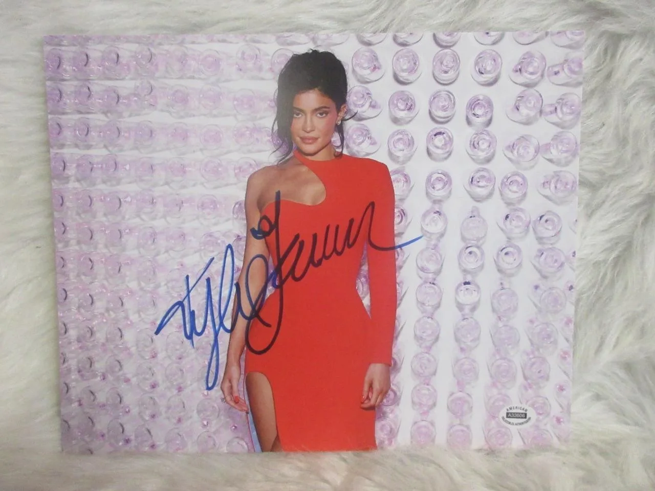 KYLIE JENNER — KYLIE JENNER HAND SIGNED 8X10 PHOTO BEAUTIFUL SEXY/HOT RED DRESS AUTOGRAPH COA 2, изображение 4