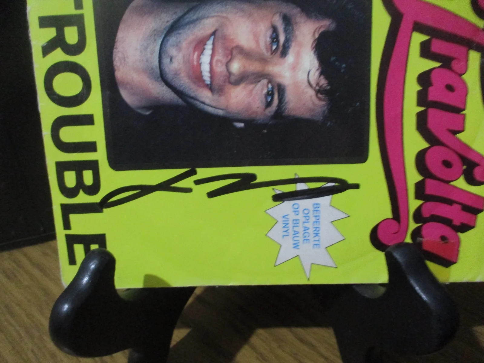 JOHN TRAVOLTA AUTHENTIC SIGNED/AUTOGRAPHED BIG TROUBLE BLUE VINYL 45-JSA CERT, image 2