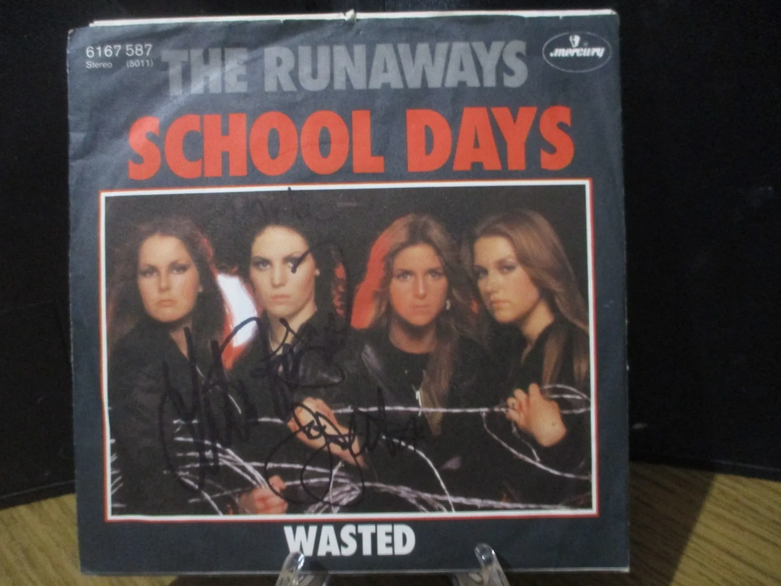 THE RUNAWAYS JSA CERTIFIED AUTOGRAPHED/SIGNED VINYL 45 JOAN JETT & LITA FORD, изображение 2
