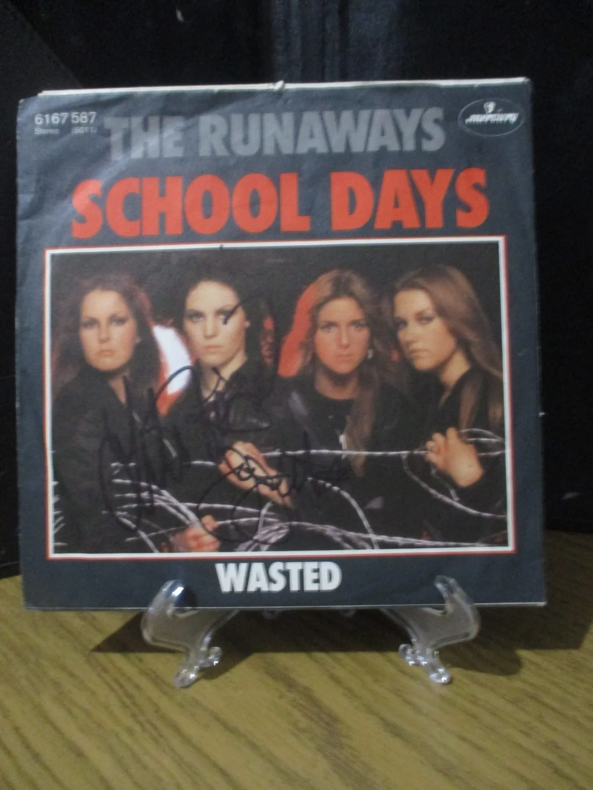 THE RUNAWAYS JSA CERTIFIED AUTOGRAPHED/SIGNED VINYL 45 JOAN JETT & LITA FORD, изображение 3