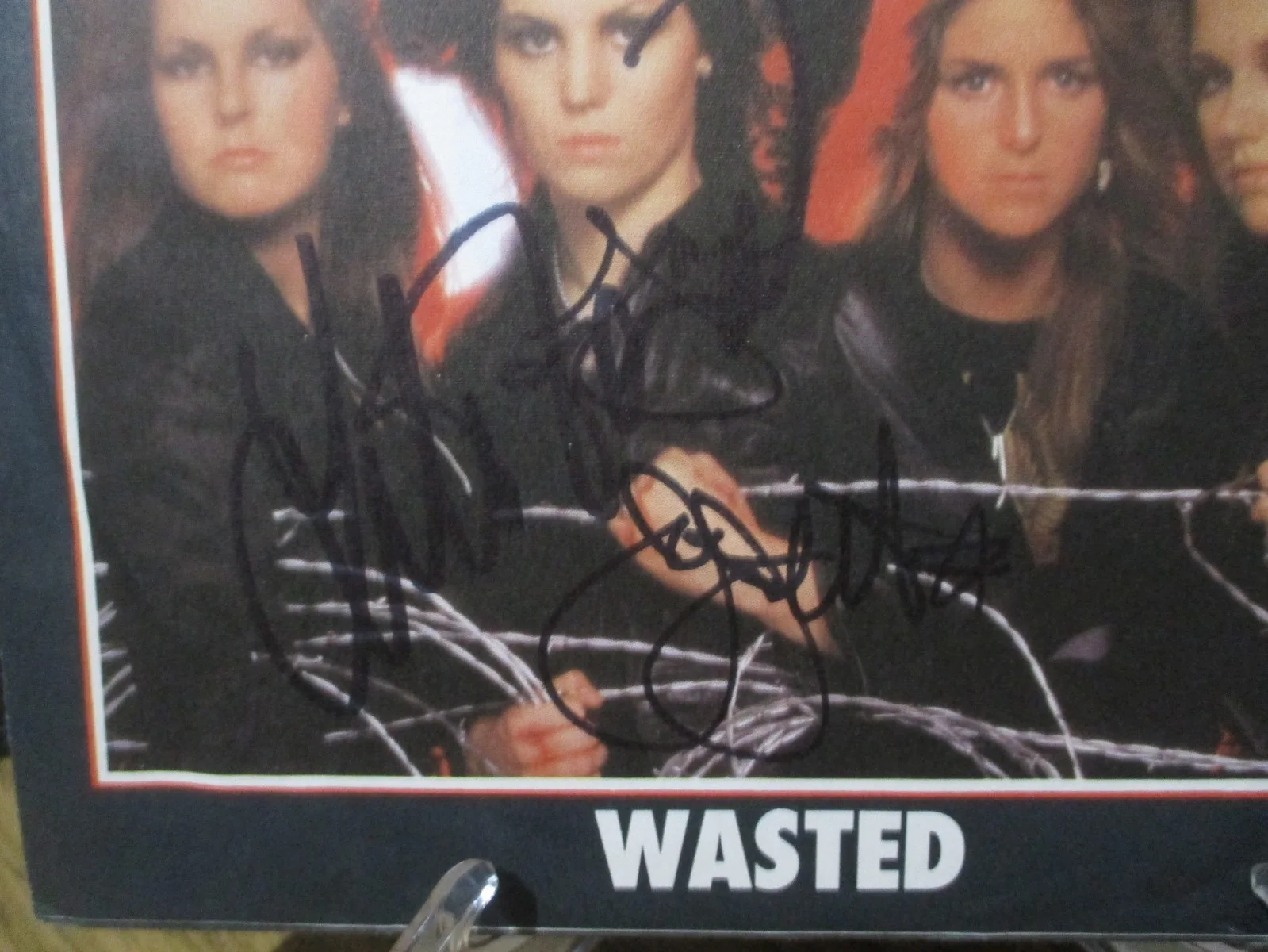 THE RUNAWAYS JSA CERTIFIED AUTOGRAPHED/SIGNED VINYL 45 JOAN JETT & LITA FORD, изображение 4
