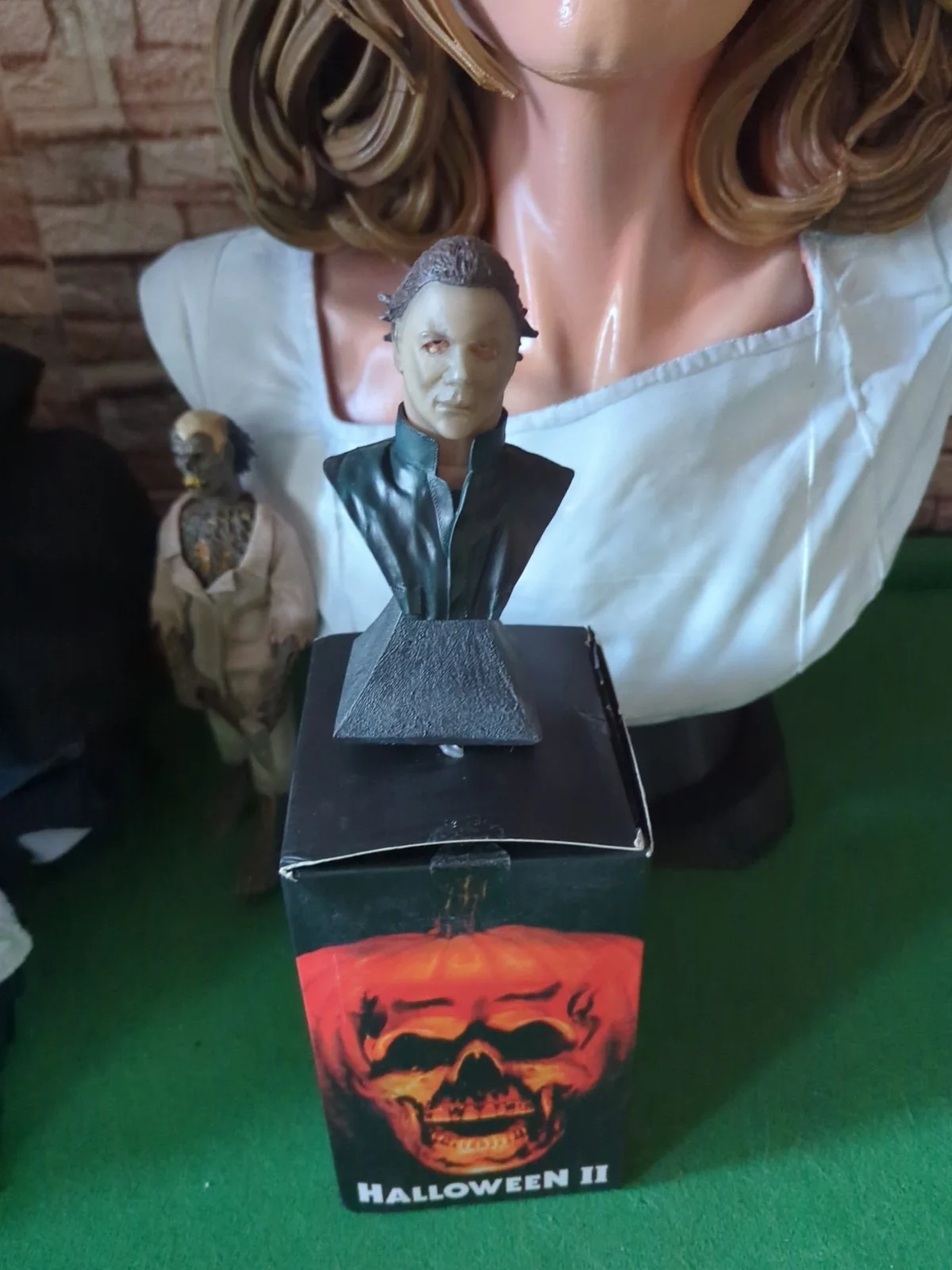 Halloween 2 Laurie Strode Halloween 1.1 life size and mini bust horror figures, изображение 3