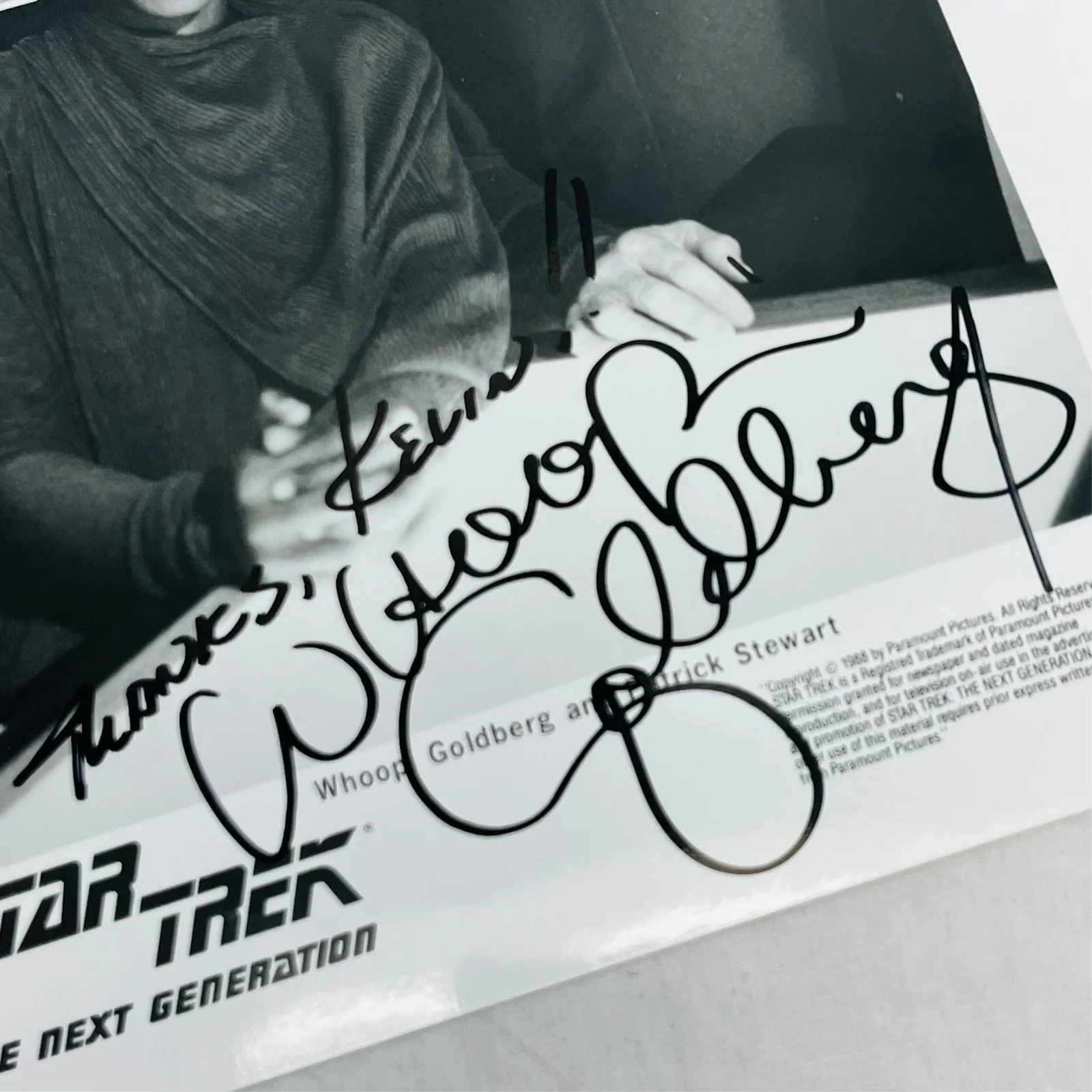 Whoopi Goldberg Signed 8x10 1988 Star Trek TNG Promo Photo Black Marker w/ Dedic, изображение 2