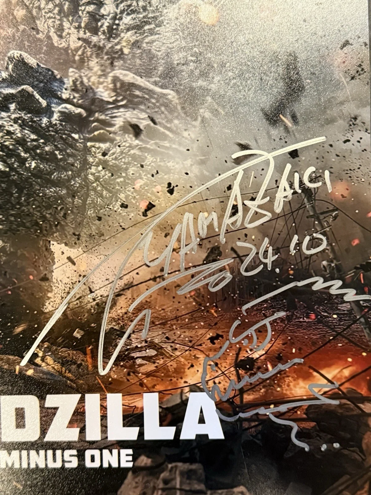 Takashi Yamazaki — TAKASHI YAMAZAKI SIGNED GODZILLA MINUS ONE 11x17 PHOTO AUTOGRAPH BECKETT BQ95645, изображение 2