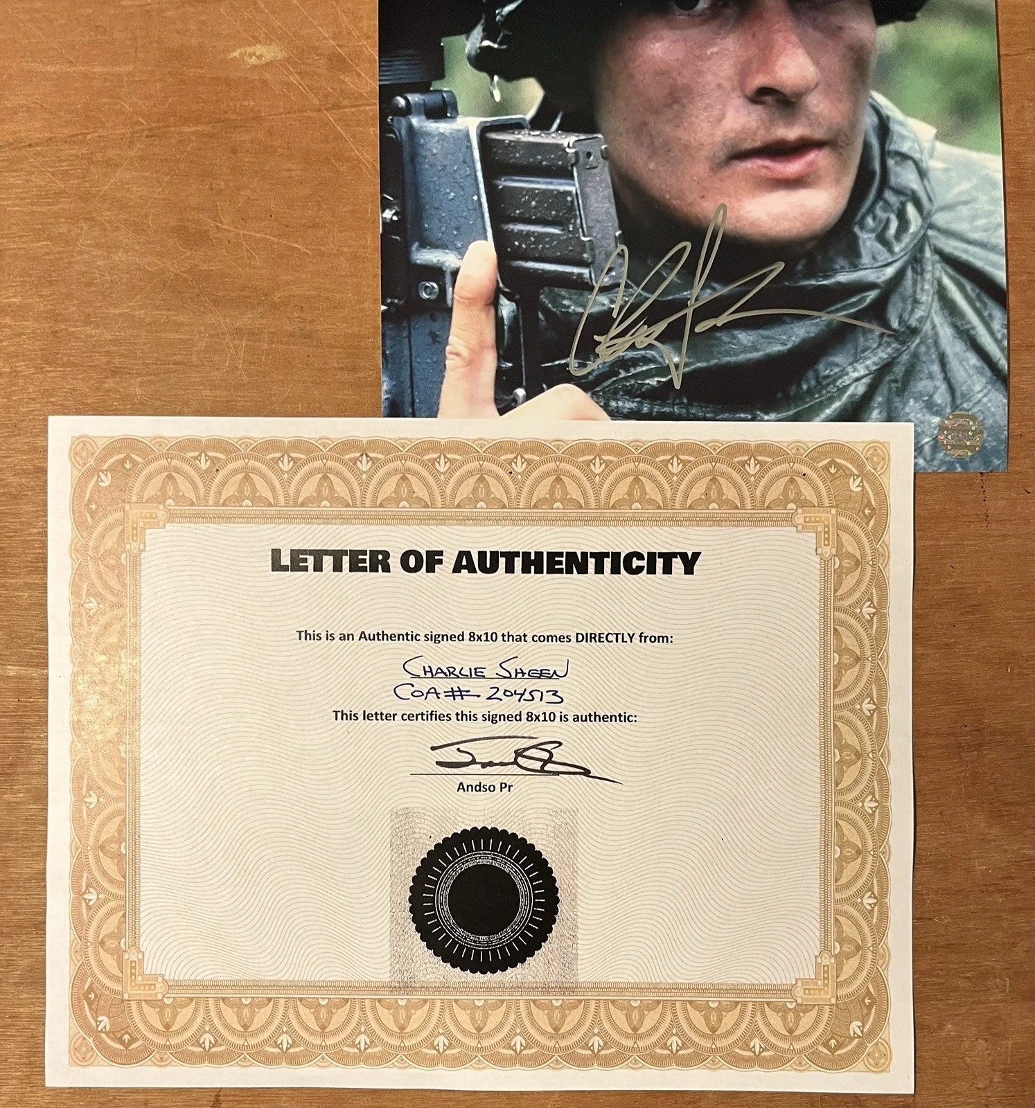 Charlie Sheen Signed Autographed 8x10 Platoon Photo With COA, изображение 2