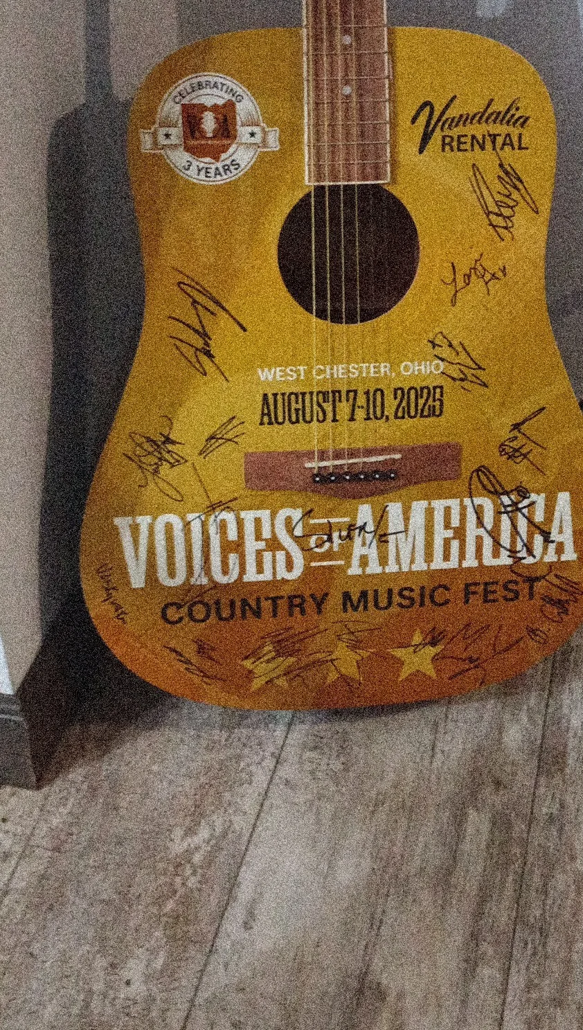 Voices of America Country Music Fest Signed Acoustic Guitar West Chester OH 2025, изображение 2