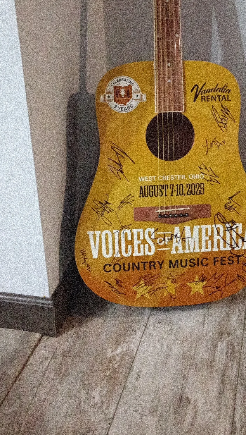 Voices of America Country Music Fest Signed Acoustic Guitar West Chester OH 2025, изображение 3