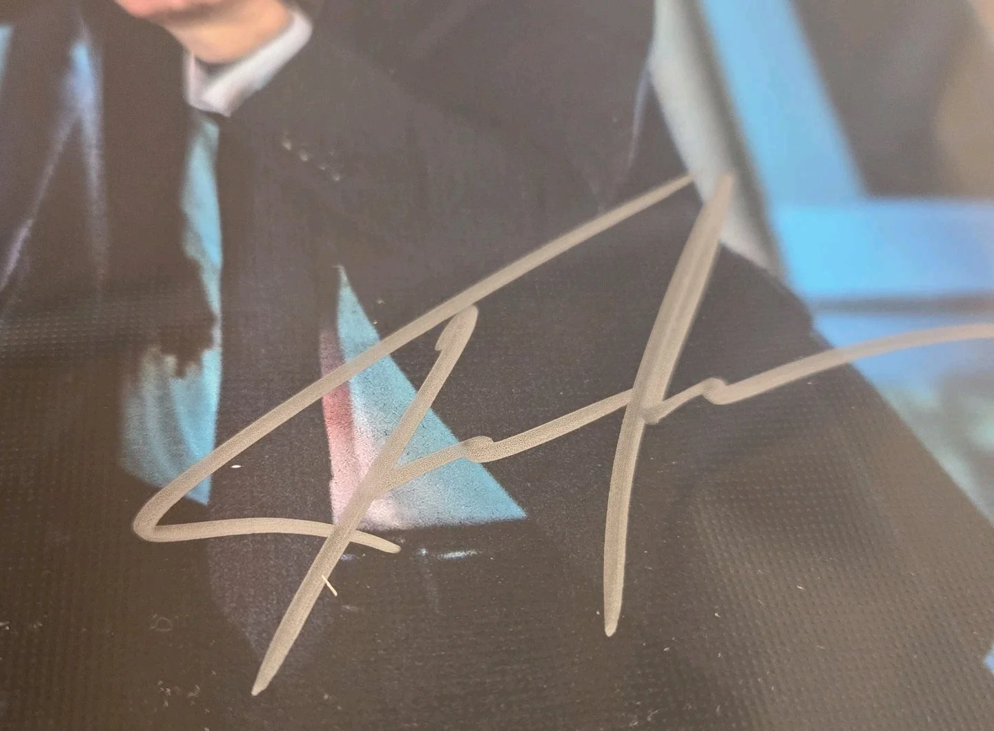 Keanu Reeves — KEANU REEVES Signed (John Wick) 8x10 inch Authentic Autograph w/COA, image 2